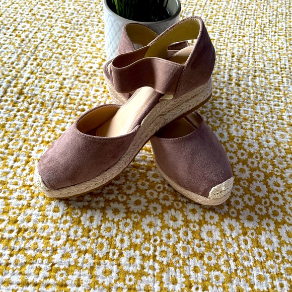 Adorable tan espadrilles with elastic ankle - Picture 3 of 3
